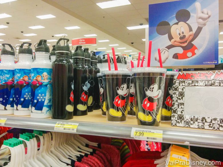 Lembrancinhas do Mickey você também encontra na Target. Foto de diversos produtos do Mickey na prateleira da Target, como garrafas e copos. 