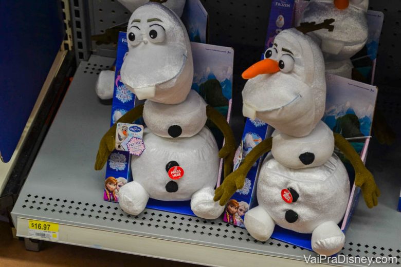 Olha o estado do Olaf no Walmart! Nem sinal do nariz dele por lá. hahaha. Foto de duas pelúcias do Olaf em uma prateleira, uma delas sem o nariz 