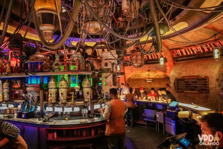 O Oga's Cantina em Galaxy's Edge oferece bebidas e petiscos e é todo temático! Foto do interior do Oga's Cantina, no Hollywood Studios, com o tema espacial 