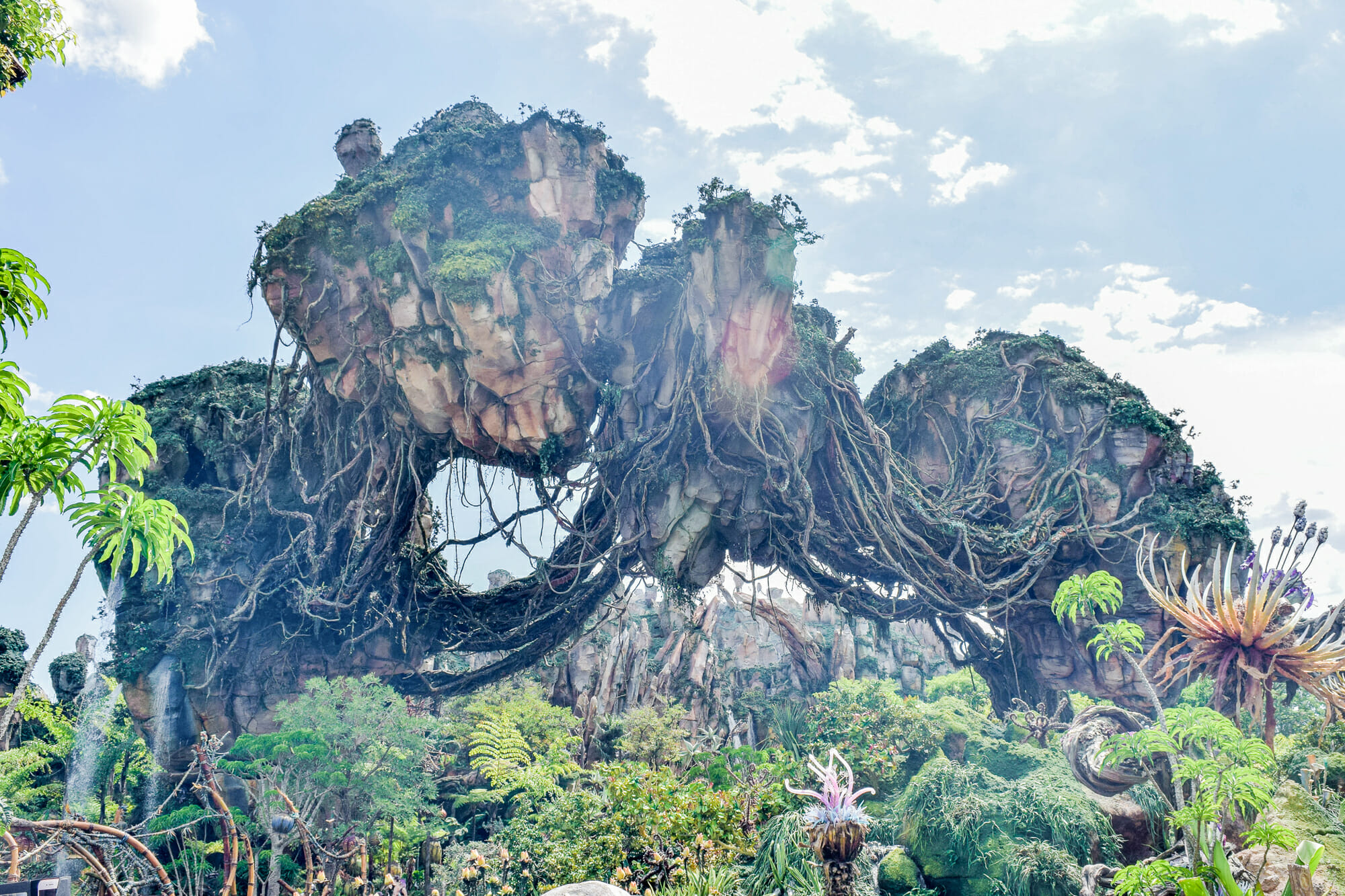 Foto da decoração de Pandora, no Animal Kingdom, que consiste em rochas com vegetação ao redor e o céu azul ao fundo.