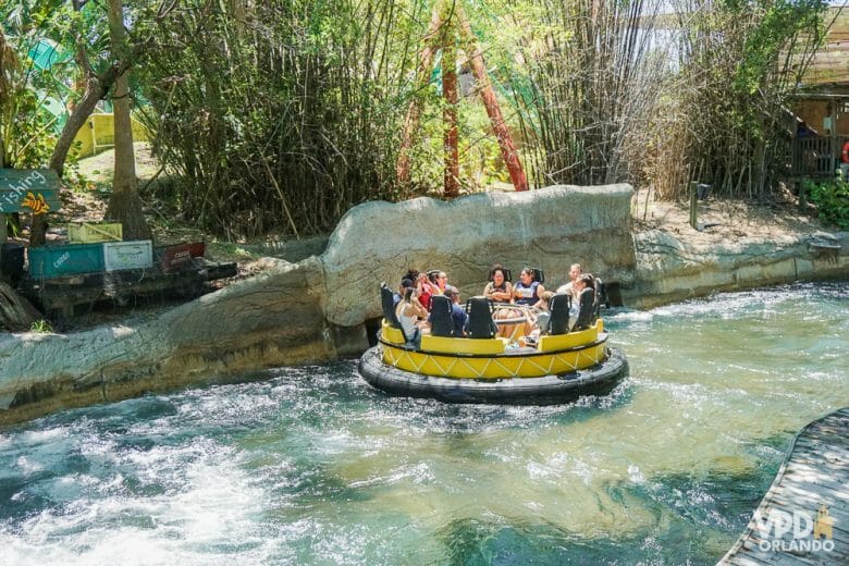 Para quem quer se molhar MUITO! Foto da atração Congo River Rapids no Busch Gardens, mostrando visitantes em um bote no rio de corredeira 