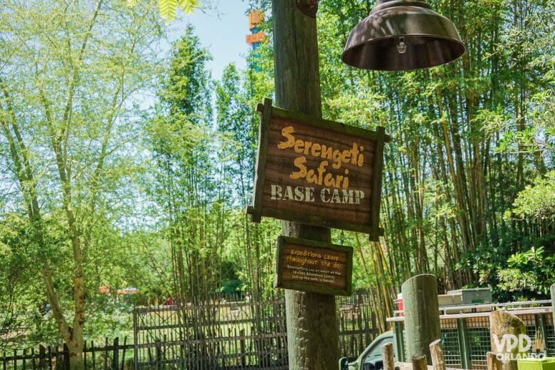 O Serengeti Safari é pago à parte no Busch Gardens. Foto das placas de madeira na entrada do Serengeti Safari