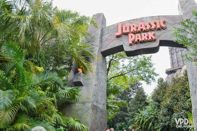 Foto da entrada da área do Jurassic Park no Islands of Adventure, com o emblemático portal de pedra igual ao do filme