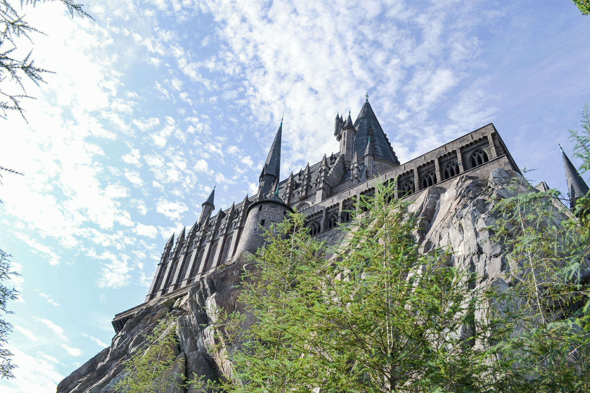 Foto do castelo de Hogwarts, que fica na Universal, no Islands of Adventure, com o céu azul ao fundo