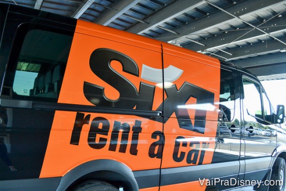 Shuttle da Sixt que leva até o aeroporto de Orlando sem custo nenhum