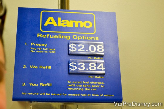 Gasolina na Alamo custando quase 4 dólares o galão, enquanto nos postos de Orlando você consegue abastecer por 1,70! No Disney Car Care Center eles até oferecem, mas não insistem.