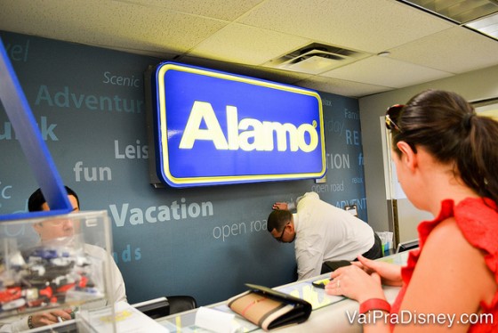 Retirando o carro na Alamo que fica dentro da Disney