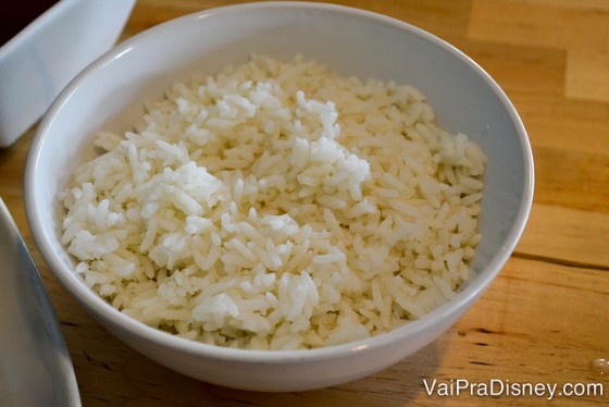 Foto da porção de arroz servida numa cumbuca 