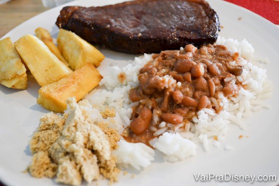 Prato com arroz, feijão, farofa, batata e picanha 