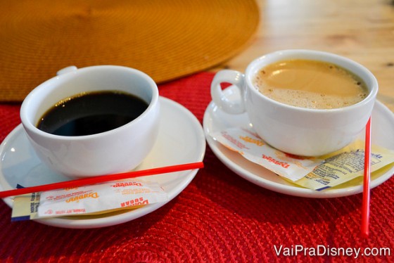 Duas xícaras de café, um coado e o outro espresso 