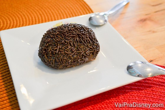 Prato com o brigadeiro para comer com colher no Ana's Kitchen!