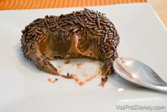 O brigadeiro por dentro, bem molinho, coberto com granulado 