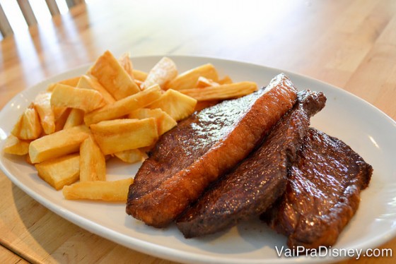 Foto do prato com três pedaços de picanha e batata frita ao lado 