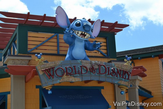 Foto do Stitch gigante na placa da loja World of Disney 