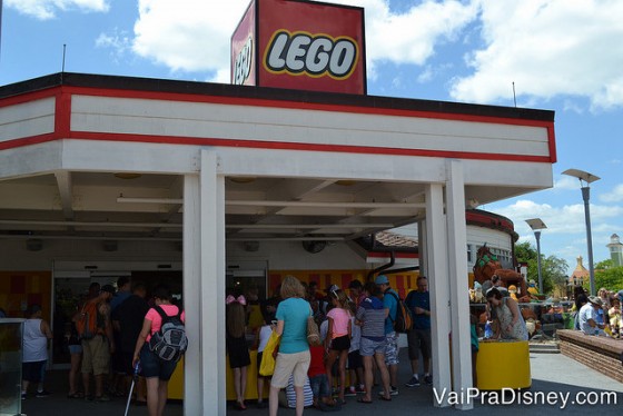 Foto da galera toda assistindo a corrida dos carrinhos de Lego na loja 