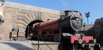 Foto do Expresso de Hogwarts saindo da estação que fica no vilarejo de Hogsmeade, no Islands of Adventure