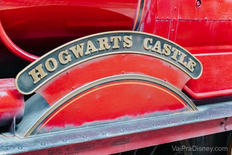Pequenos detalhes do trem do Harry Potter! <3 Foto do detalhe no Expresso de Hogwarts que diz "Hogwarts Castle" 