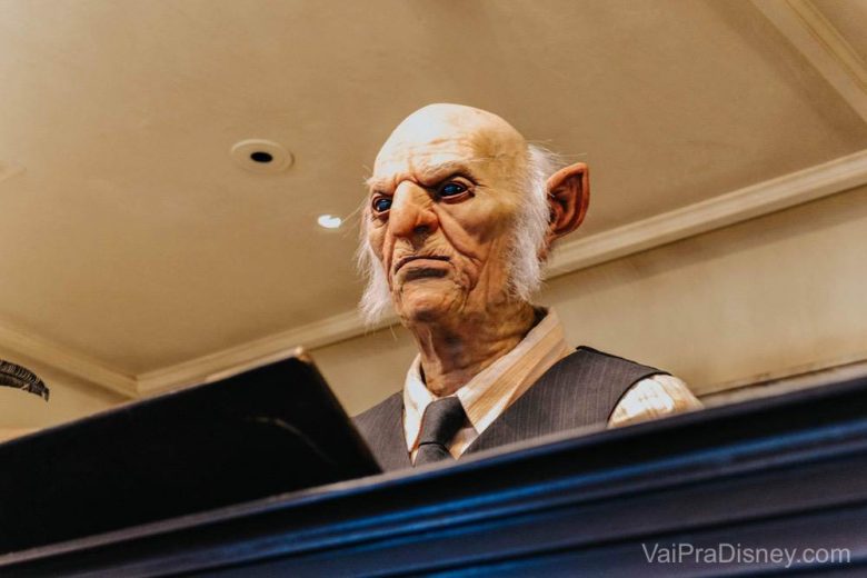 Alguém precisando tirar dinheiro hoje? Fala com esse cara! :D Foto do duende que fica no Gringotts Money Exchange no Beco Diagonal 