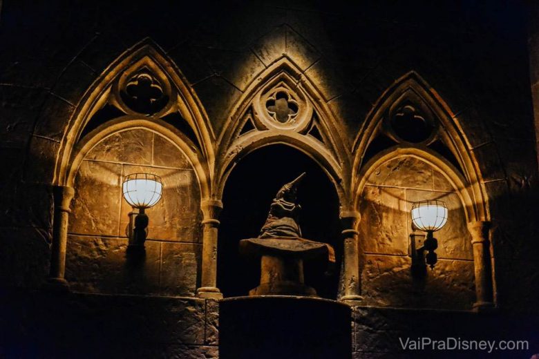 Se fizer o tour pelo castelo, você pode até ir com sua máquina na mão e tirar algumas fotos. O ambiente é escuro, mas até que algumas fotos saem boas! Foto do Chapéu Seletor no interior do castelo de Hogwarts