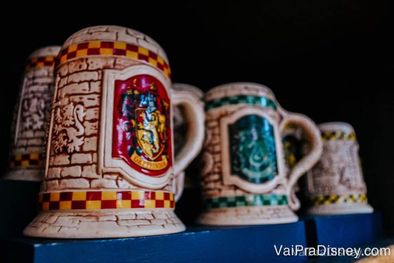 Caneca das casas. Quero uma da lufa-lufa! <3