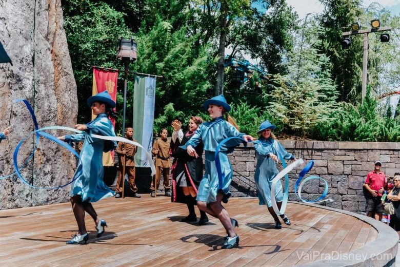 Acho esses shows meio nada a ver, viu? Foto do palco em um dos shows em Hogsmeade, com dançarinas com vestidos e chapéus azuis. 