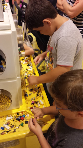 Meninos brincando na loja da Lego em Downtown Disney