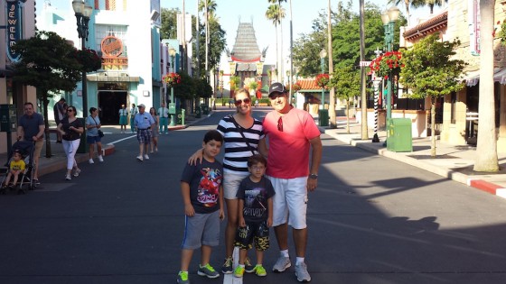 Família linda na entrada do Hollywood Studios