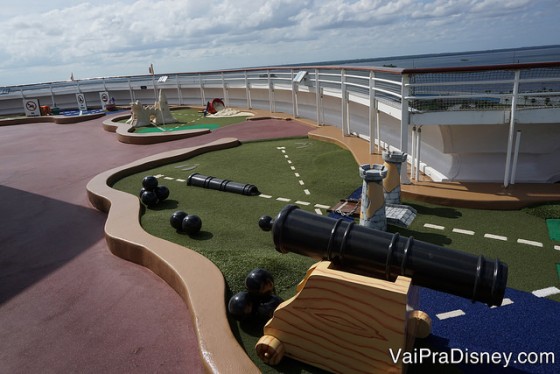 Um pedacinho do mini golf na área esportiva do navio.