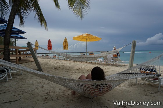 Foto da Renata na rede da praia em Castaway Cay, ilha da Disney nas Bahamas 