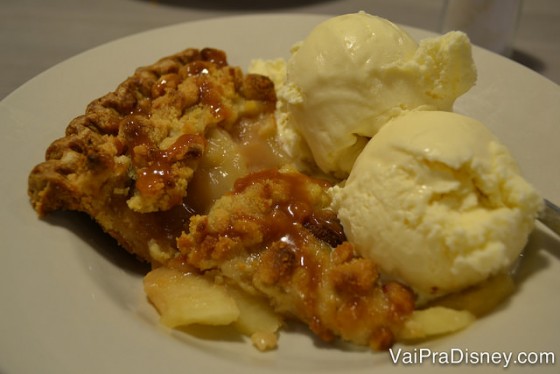 Torta de maçã com caramelo e duas bolas de sorvete em cima no Perkins 