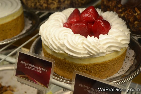 Os famosos cheesecakes da Cheesecake Factory podem ser saboreados nesse shopping, onde fica a única unidade dessa rede em Orlando. 