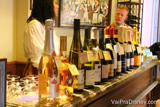 Foto das muitas opções de champagne e conhaque no pavilhão da França