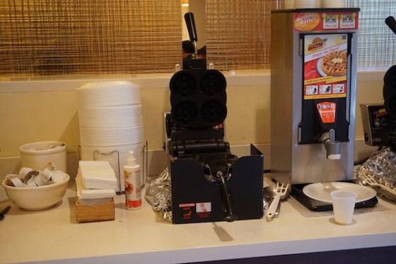 Foto da área para fazer seu próprio waffle no café da manhã do hotel 