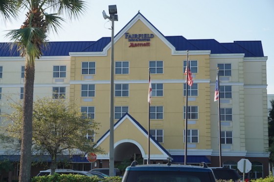 Fairfield Inn by Marriot é uma super opção boa e barata para hospedagem em Orlando. Foto do prédio principal do Fairfield Inn by Marriott. 