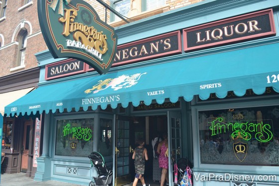 Foto da entrada do Finnegan's, com ares de pub irlandês e um toldo azul-esverdeado. 