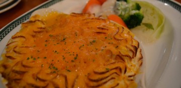 Foto da Shepperd's Pie do Finnegan's no prato, coberta com queijo gratinado