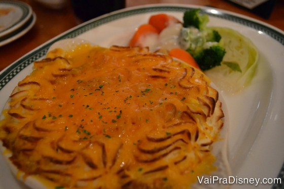 Foto da Shepperd's Pie do Finnegan's no prato, coberta com queijo gratinado  