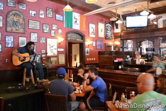 Foto de um cantor se apresentando ao vivo no interior do pub 