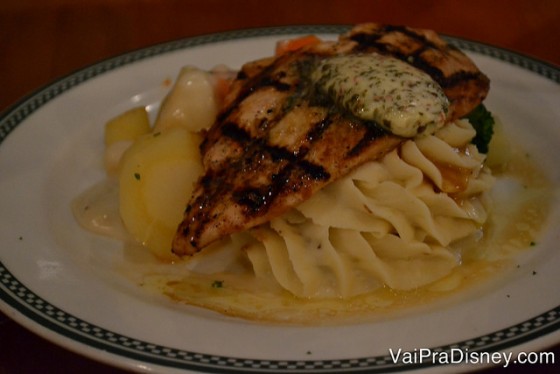 Foto do prato no Finnegan's com frango grelhado coberto com manteiga temperada 