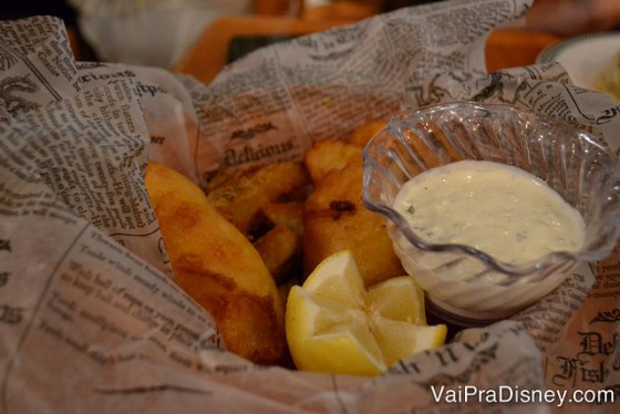 O clássico fish & chips no Finnegan's, peixe frito com batatas, molho e limão. 