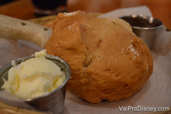 Foto do pão com manteiga ao lado servido de entrada no Finnegan's 
