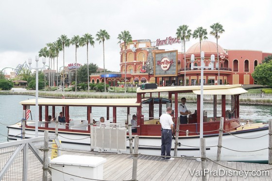 Há opções de transporte em barcos e ônibus dos hotéis para os parques e Citywalk.