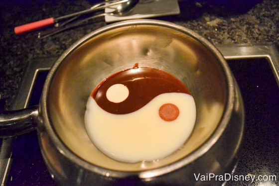 Foto de uma panelinha com fondue de chocolate branco e preto formando um yin-yang 
