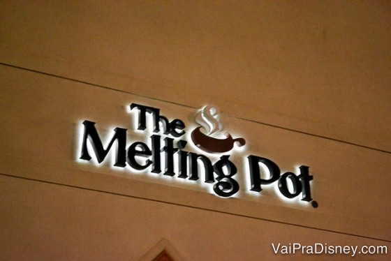 Foto da placa na entrada do The Melting Pot, com uma panelinha fumegante em seu logo 