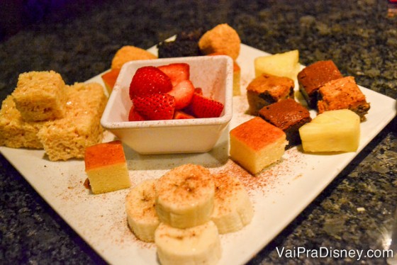 As frutas e docinhos que acompanham o fondue doce no Melting Pot