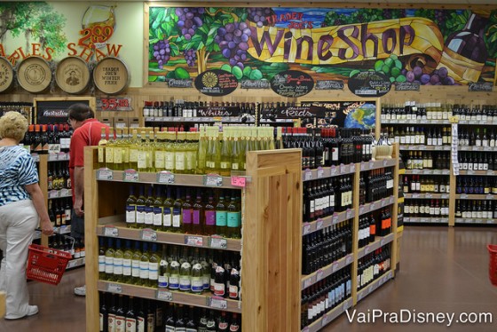 Foto da área de vinhos do Trader Joe's, com muitas opções 