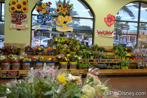 A parte de flores do supermercado, com opções bem variadas 