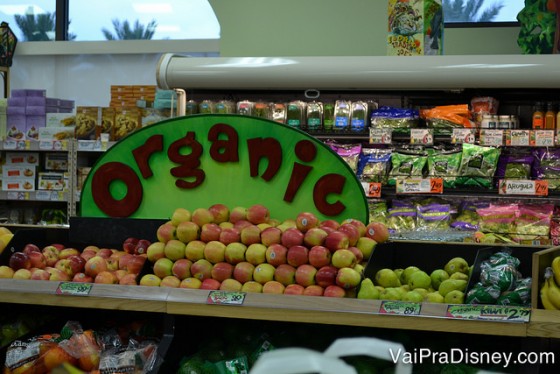 Foto das bancas de frutas e legumes orgânicos, com maçãs, peras e verduras embaladas 