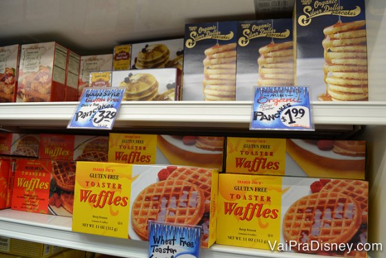 Foto de panquecas e waffles na prateleira do Trader Joe's