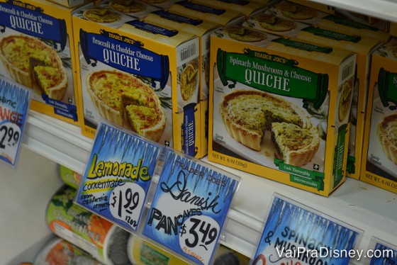 Foto de alguns dos produtos do Trader Joe's da marca do próprio supermercado, caixas de quiche congeladas 